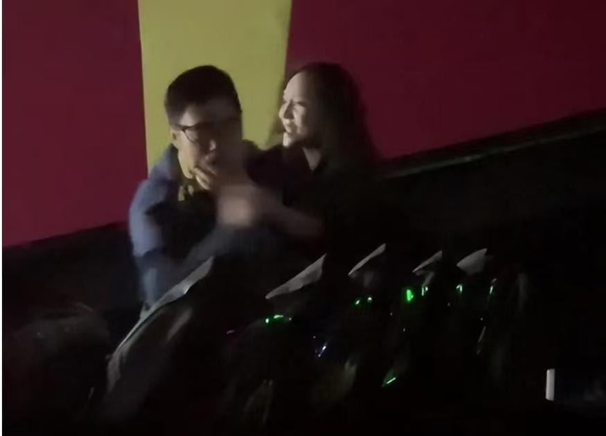 一边摸一边亲一边舔的相关介绍