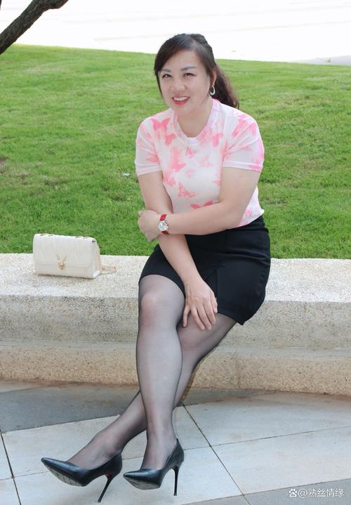 黑丝美腿人妻中出av的相关介绍