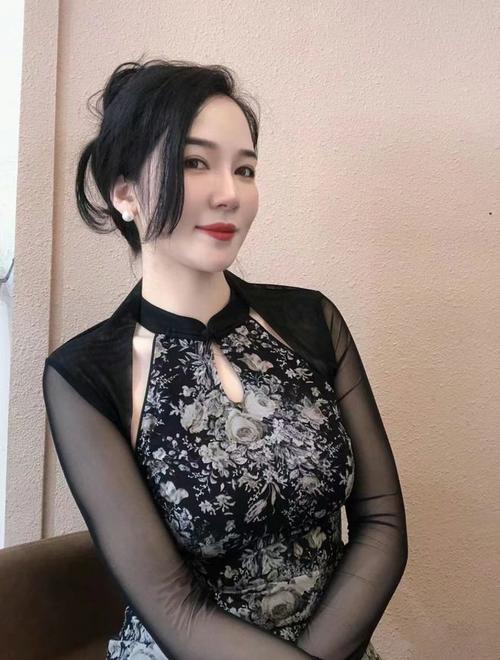 《一边亲一边摸》免费的相关介绍