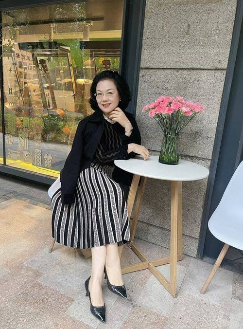 一边摸一边脱一边舔的相关介绍