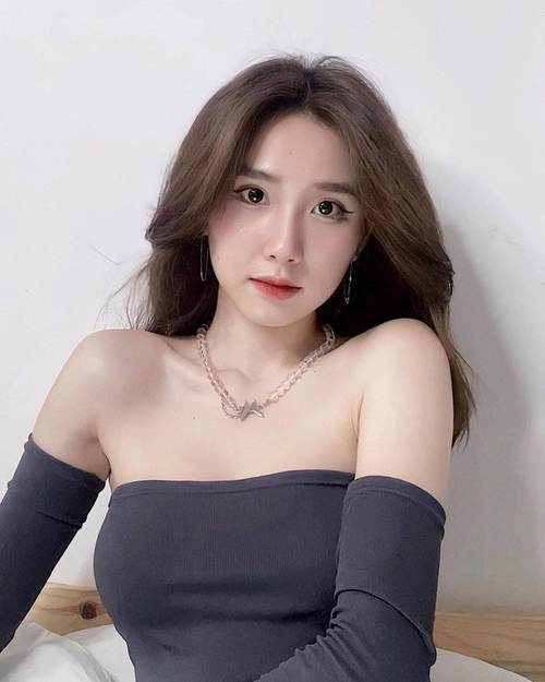 男女一边亲一边摸.的相关介绍