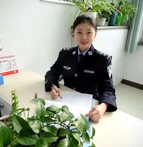 一边亲上面一边摸下面的的相关介绍