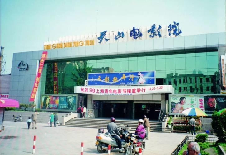 《一边摸一边亲》免费的相关介绍