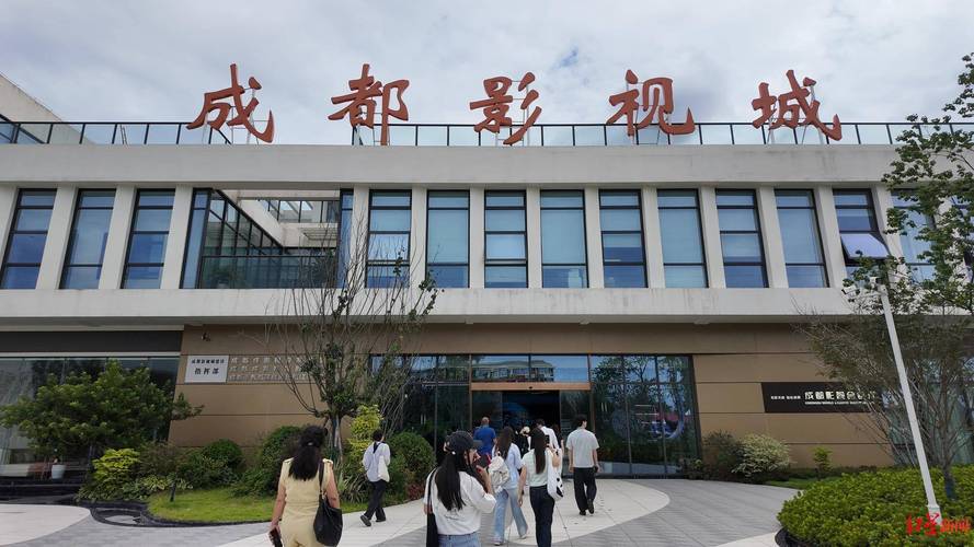 美女老师被上的相关介绍
