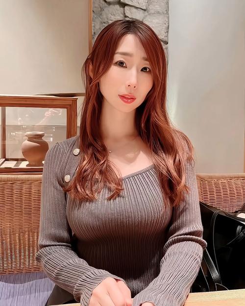 一边摸一边亲视频的相关介绍